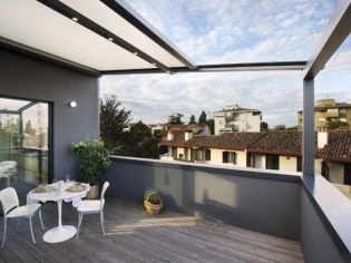 Une pergola sur-mesure épouse les lignes d'une villa italienne