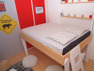 Une chambre d'ado gagne des m2 grâce à un lit escamotable