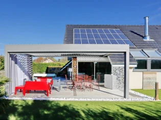 Une pergola sur-mesure magnifie une maison de montagne