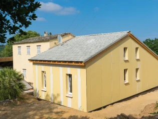 Une extension bois imite une maison traditionnelle corse