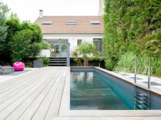 Un pavillon de banlieue métamorphosé par une piscine d'exception