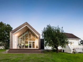 Extension contemporaine pour une ferme traditionnelle norvégienne