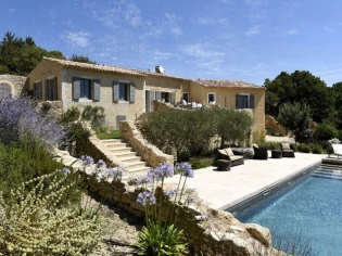 Insolite : une maison neuve se transforme en bâtisse ancienne