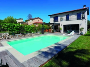 Une piscine lyonnaise entre bois et pierre