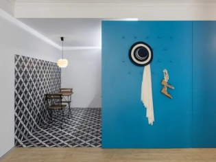 Rénovation d'un appartement des années 80 autour d'un mur bleu