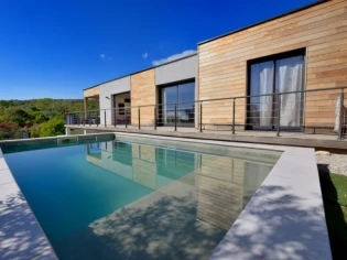 Maison en bois immergée en pleine garrigue 