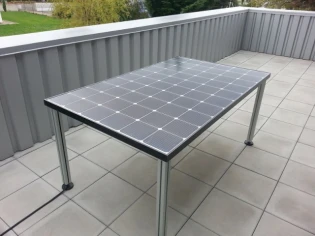 Une table de jardin solaire pour alimenter mon réfrigérateur