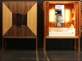 Insolite : Un meuble de toilette dans une armoire 