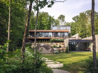 Une maison contemporaine qui compose avec son environnement 