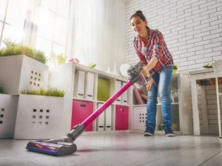 Choisir un aspirateur balai : conseils et astuces