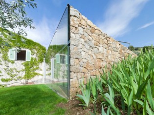 Une dépendance de verre et de pierre se fond dans la campagne provençale 