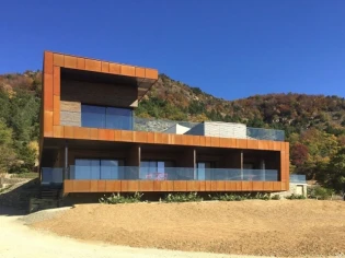 Bois et acier Corten pour une maison au coeur de la montagne