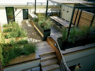 Une terrasse chaleureuse entre espace naturel et urbain 