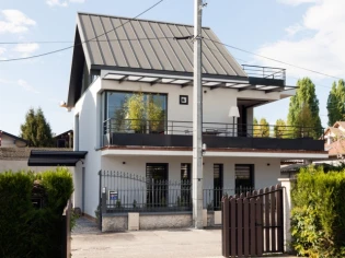 Cette maison s'affranchit du vis-à-vis grâce à des ouvertures originales