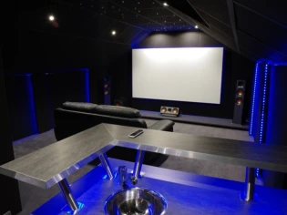 Transformer des combles en salle de ciné privée