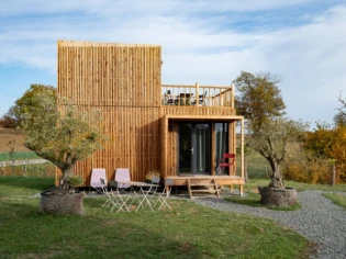 Un mini duplex dans un cube de bois