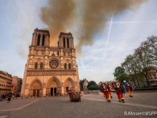 Incendie de Notre-Dame : les images impressionnantes des pompiers de Paris