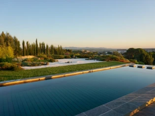 Cette piscine avec vue imprenable dissimule un fond mobile