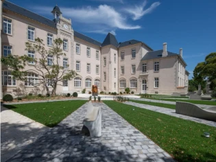 Rénové, cet ancien hôpital acceuille aujourd'hui des logements