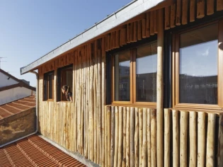 Une cabane perchée sur une maison en briques