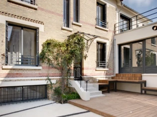 Une maison magnifiée par une extension et... une piscine intérieure