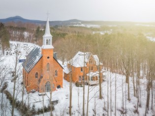 Une église transformée en une étonnante résidence familiale