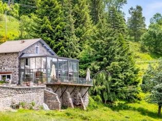 Véranda sur 2 niveaux pour une maison sur la colline