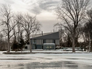 Une maison comme posée sur la glace