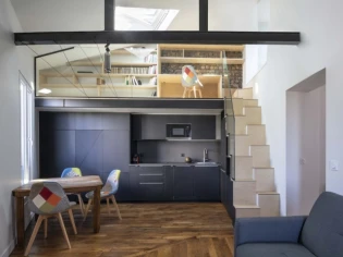 Cet appartement investit les combles et gagne une chambre et un bureau