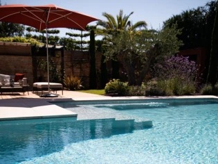 Cette piscine à débordement et à paroi de verre va vous enchanter 