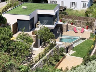 Cette villa avec piscine a trouvé sa place sur une colline face à la mer