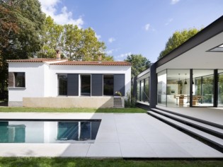 Une extension en verre modernise une maison des années 30