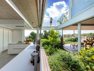 Une maison jardin, surprenante bulle de verdure en ville 