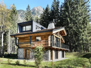 Un élégant chalet habillé de bois, de pierre et de métal 