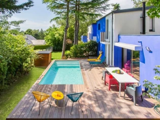 Un jardin avec piscine aux allures de carte postale