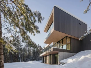 Volumes et vues XXL pour ce chalet qui joue à cache-cache dans le paysage