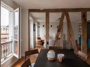 Un appartement vieillot mise sur sa vue et s'ouvre à la lumière