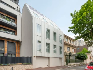 Une maison de verre et de zinc en c&oelig;ur de ville