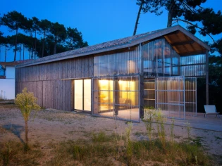 A Hossegor, une maison contemporaine pensée comme une ferme landaise