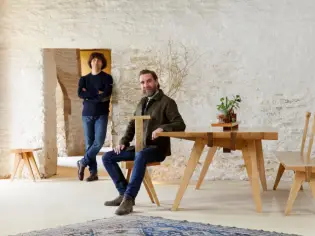 Maison Jaùh : des pièces de mobilier à la brutalité sensible 