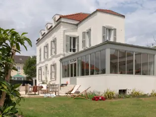 Une maison de ville agrandie grâce à une spectaculaire verrière