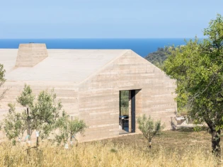 En Sicile, une maison bioclimatique se fond dans le paysage collinaire