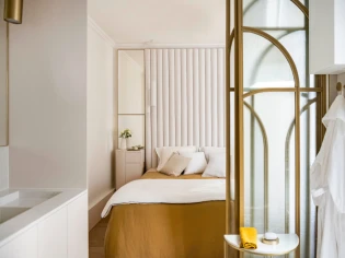 Verre, laiton et vitraux sur mesure pour cette chambre et sa salle de bain