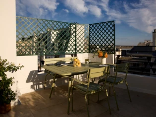 Transformation spectaculaire d'une véranda en terrasse avec vue sur Paris