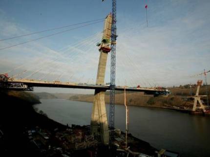 Le Premier Pont Courbe à Haubans De France