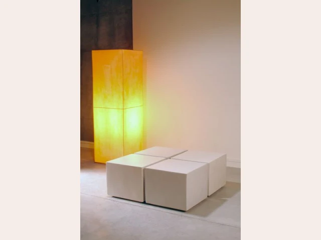 cubes blancs et lampe passaniti beton