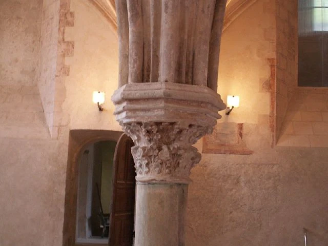 Colonne et châpiteau - Prieuré la Charité sur Loire