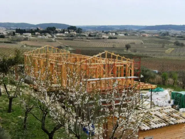 Ossature montée - maison - isolation - chanvre - chantier