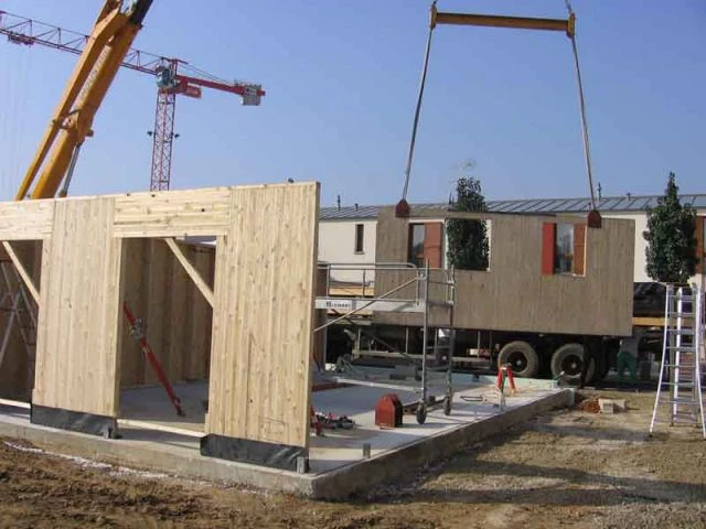 Montage des murs - Maison écologique en bois