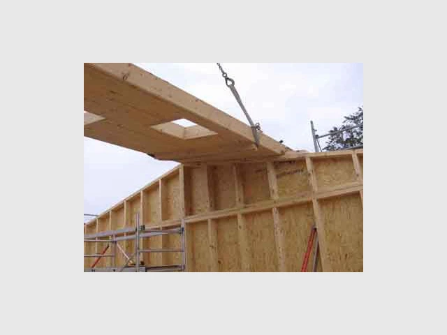 Pose de la toiture - Maison écologique en bois